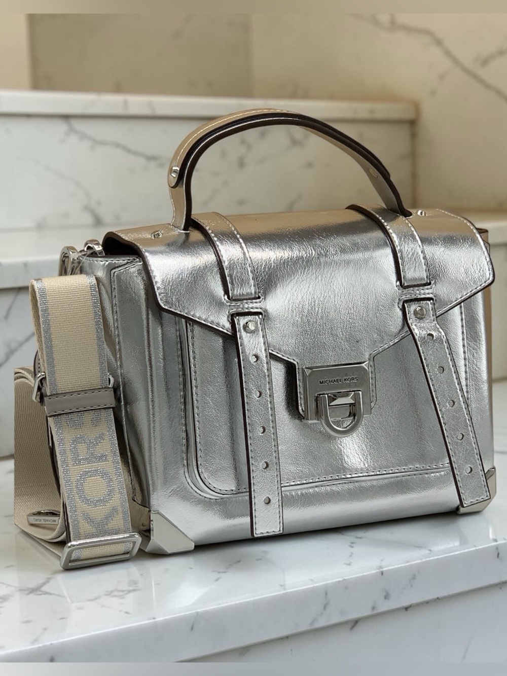 MICHAEL KORS
Manhattan Medium Top
Hand School Patent Satchel Silver color